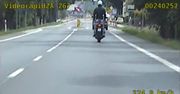Motocyklista jechał na stojąco i bez trzymania kierownicy. W kilka minut stracił prawo jazdy