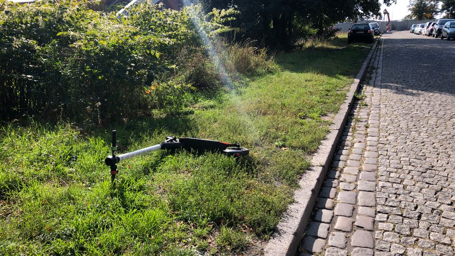 Hulajnoga porzucona w okolicach Biskupiej Górki w Gdańsku