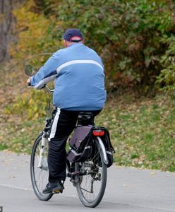 Rowerzysta upadł na jezdnię. Miał cztery promile