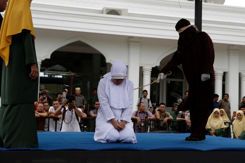 Chłosta kobiety za zdradę w Indonezji. Zachwycony tłum robił zdjęcia