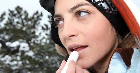 Suche dłonie i popękane usta to zimowa zmora. Dermatolog wyjaśnia, jak sobie z tym poradzić