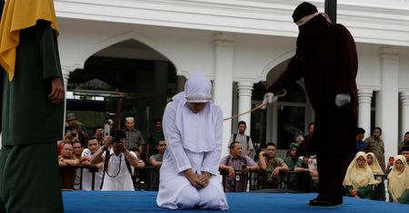 Chłosta kobiety za zdradę w Indonezji. Zachwycony tłum robił zdjęcia