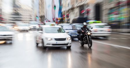 Motocykliście wywiało z plecaka 8 tys. złotych