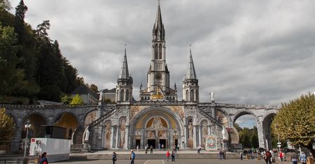 Źródło objawień w Lourdes. Baseny nieczynne z powodu koronawirusa
