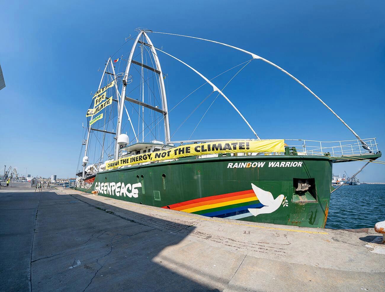 Statek Rainbow Warrior to jeden z trzech statków należących do Greenpeace