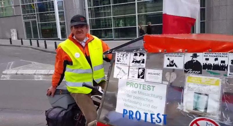 Przejechał rowerem z Polski do Brukseli, żeby zaprotestować przeciwko rządowi PiS