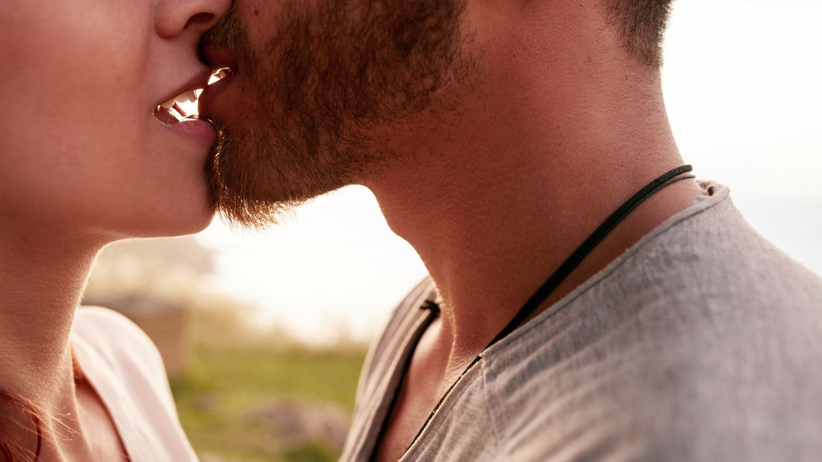 Namiętne całowanie to naturalna szczepionka. Koniec z mononukleozą