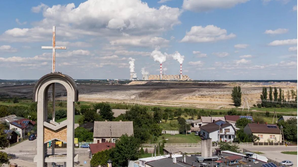 Niewielki Kleszczów w woj. łódzkim. W tle - najwięksi płatnicy podatków, kopalnia odkrywkowa i elektrownia