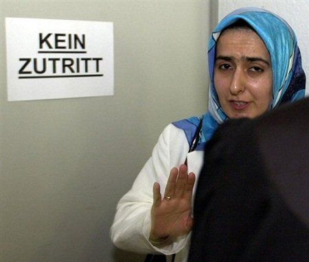 W bawarskich szkołach nadal zakaz islamskich chust
