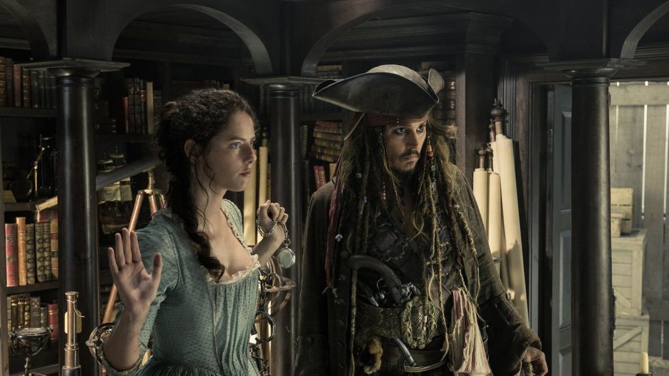 Kaya Scodelario i Johnny Depp w filmie "Piraci z Karaibów. Zemsta Salazara"
