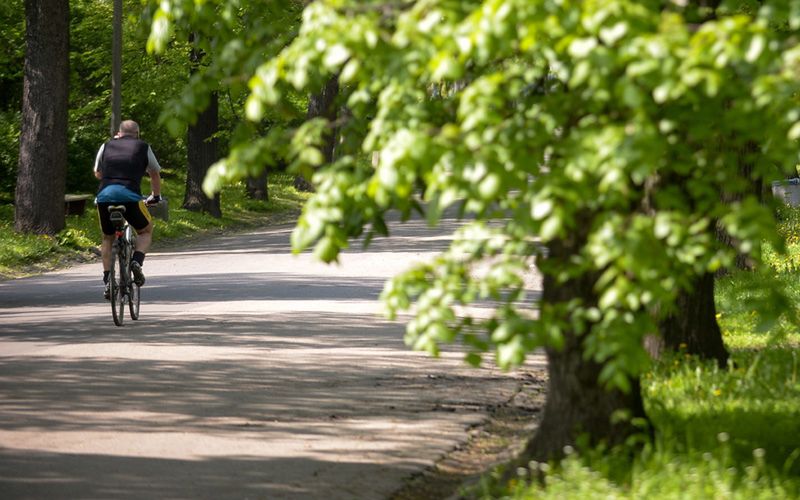 Rowerzysta spłoszył napastnika i zaopiekował się poturbowaną kobietą