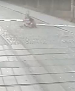 Nawet kolejarze byli zaskoczeni. Pijany rowerzysta na przejeździe kolejowym