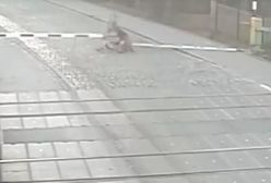 Nawet kolejarze byli zaskoczeni. Pijany rowerzysta na przejeździe kolejowym