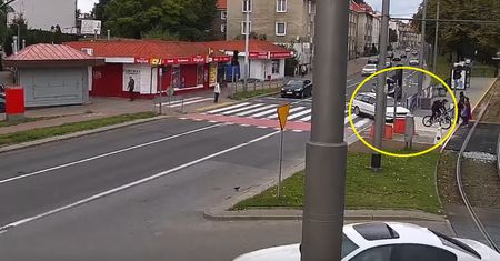 Gdańsk. Auto nagle skręciło. Celowo rozjechał rowerzystę. Apel policji