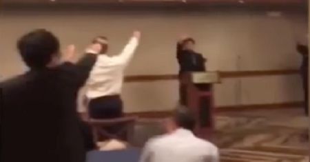 Licealiści pozdrawiali się nazistowskim gestem. Odśpiewali także hymn faszystów
