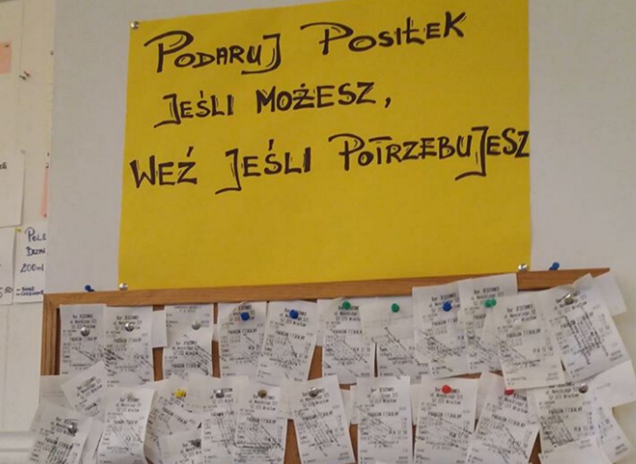 "Podaruj posiłek". Klienci lokalu wieszają na tablicy paragony za wykupiony obiad