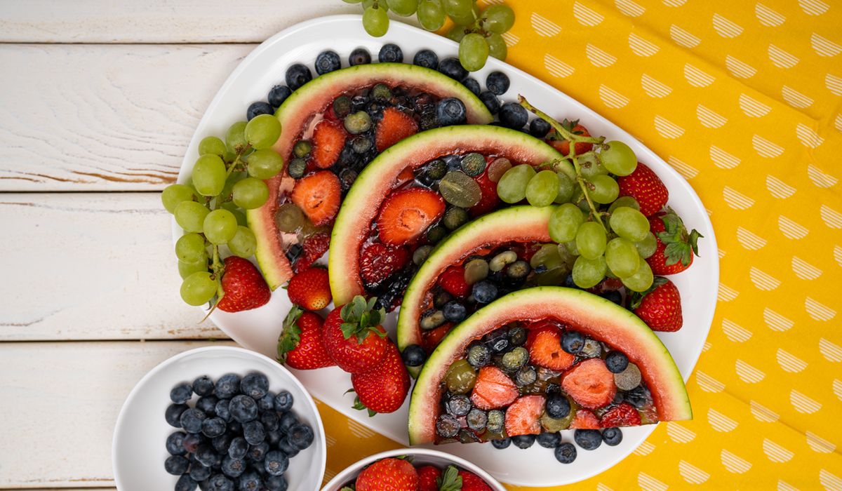 Galaretka w arbuzie z letnimi owocami- Pyszności