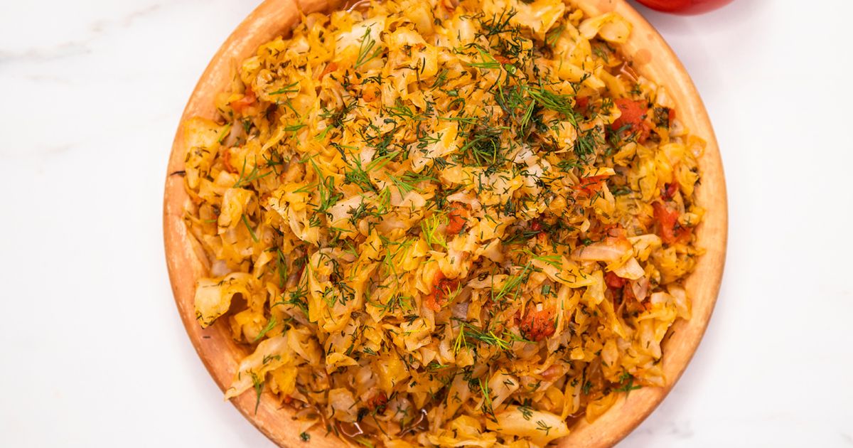 Duszona młoda kapusta z pomidorami