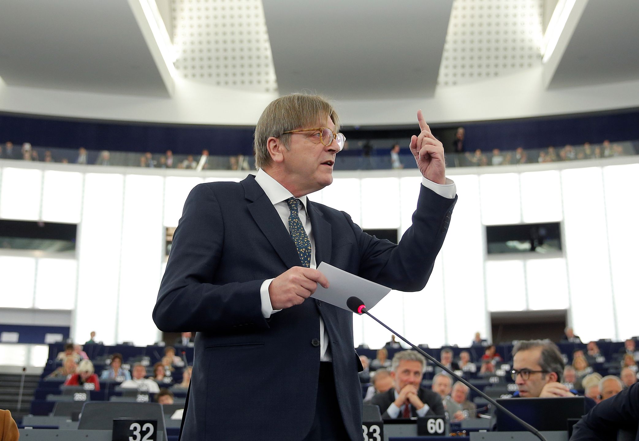 Guy Verhofstadt w użył mocnych słów wobec włoskiego premiera. Odpowiedź przyszła z innej strony