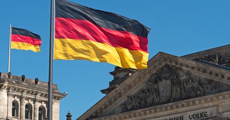 Sieg-heil-selfie przed Reichstagiem. Berlińska policja aresztowała 2 turystów z Chin
