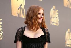 Jessica Chastain w za małej sukience?