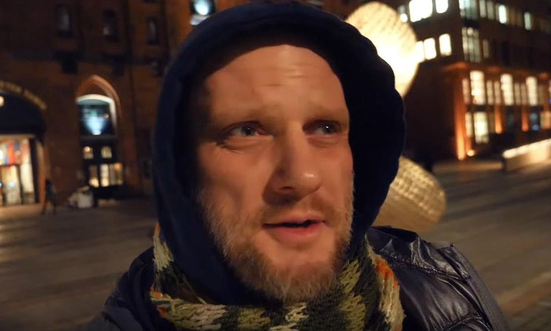 O. Adam Szustak odwiedził imprezowo-erotyczna dzielnicę Hamburga. Modlił się za pracujące tam prostytutki i klientów.