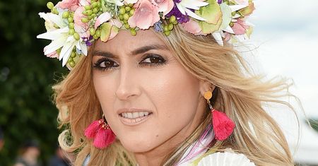 Karolina Szostak na weselu przyjaciół. Wybrała oryginalną sukienkę