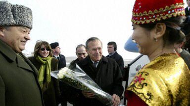 Rumsfeld witany na lotnisku