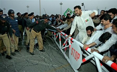 Zwolennicy Bhutto starli się z policją w stolicy Pakistanu