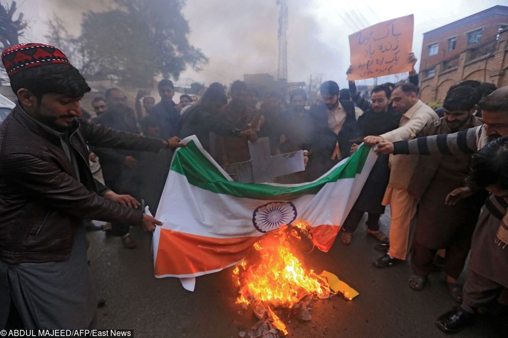 Pakistańczycy palą flagę Indii