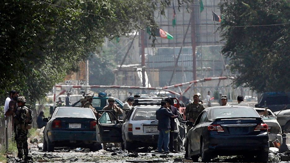 Afganistan. Kabul. Służby na miejscu zamachu bombowego.