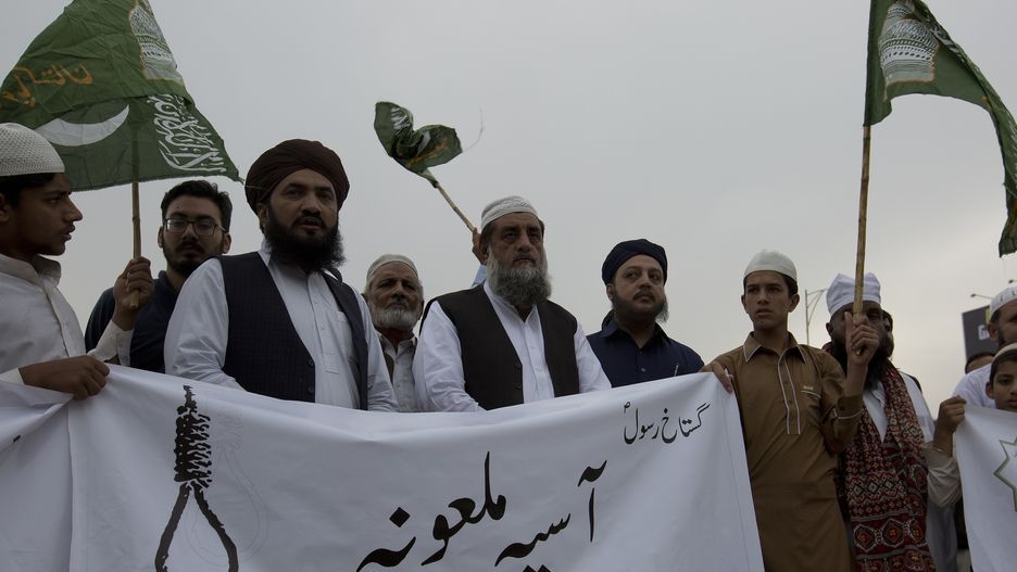 Pakistan: zwolennicy islamskich radykałów protestują przeciwko uniewinnieniu Asi Bibi. Napis na transparencie: "powiesić bluźnierczą Asię"
