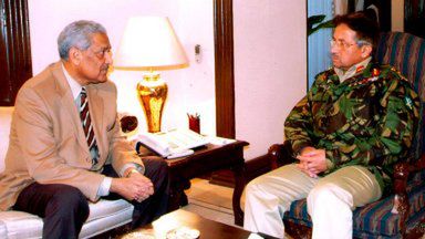 Prezydent Pakistanu Pervez Musharraf spotkał się z twórcą pakistańskiego programu nuklearnego, Abdulem Qadeerem