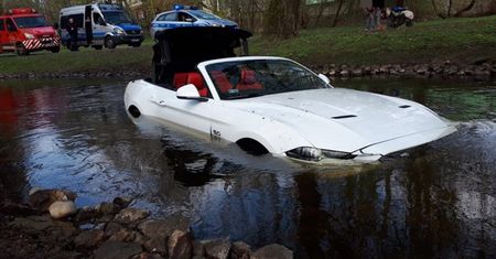 Koszalin. Warte blisko 100 tys. złotych auto wpadło do rzeki