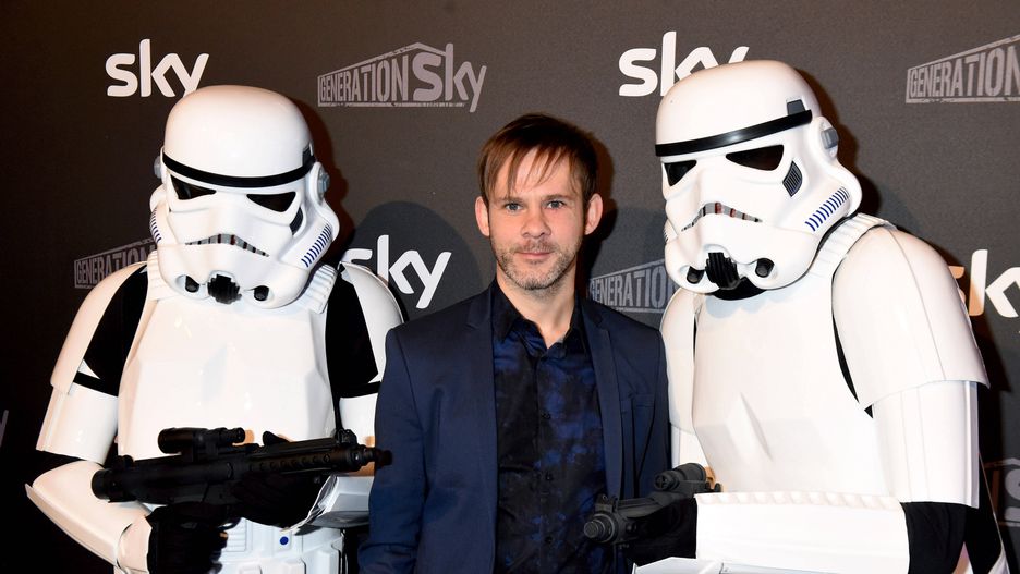 Brytyjski aktor Dominic Monaghan wraz z dwoma szturmowcami z Gwiezdnych Wojen