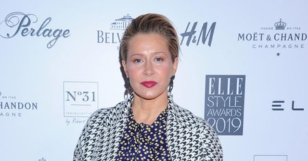 Katarzyna Warnke pokazała zdjęcie z dzieciństwa. Pozuje w sandałach, które były szalenie modne