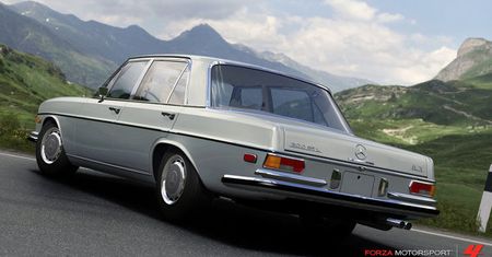 Kolejny kontener samochodów zmierza do Forza 4