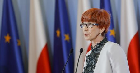 Elżbieta Rafalska: Program Dobry start wpisany w politykę rodzinną rządu. Każdy rodzic, którego dziecko się uczy, dostanie 300 zł