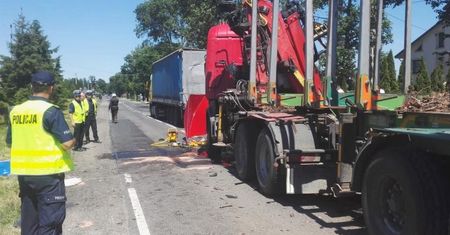 Auto zmiażdżone przez ciężarówki. Zmarł ranny chłopiec