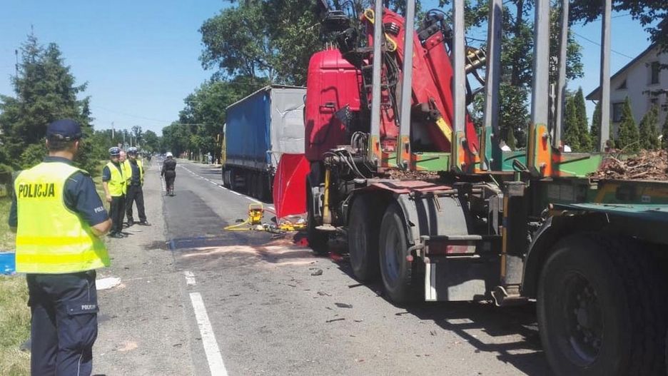 Kierowca ciężarówki z dużą prędkością wjechał w osobówkę i przygwoździł ją do drugiego tira. W czwartek zmarła trzecia ofiara