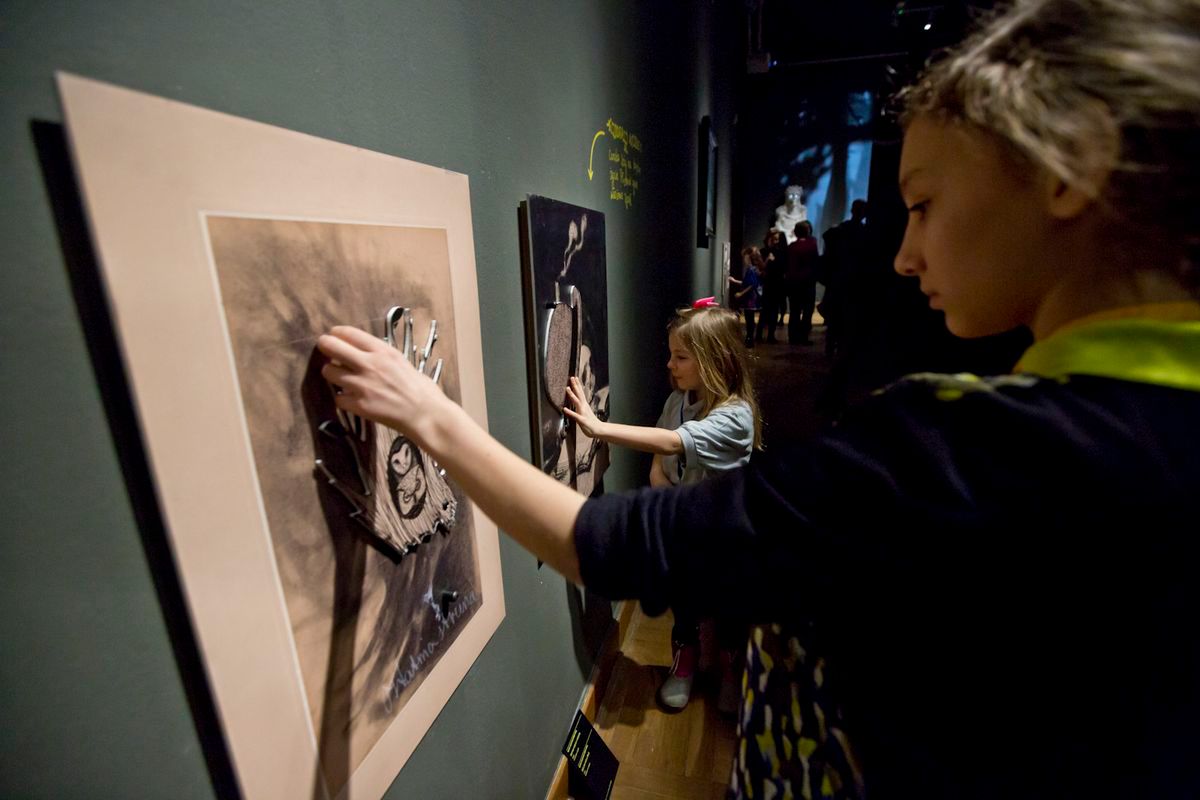 Ochroniarz nie pozwalał wejść z odkrytymi ramionami do Muzeum Powstania Warszawskiego. Przewodnik: "Absurd!"