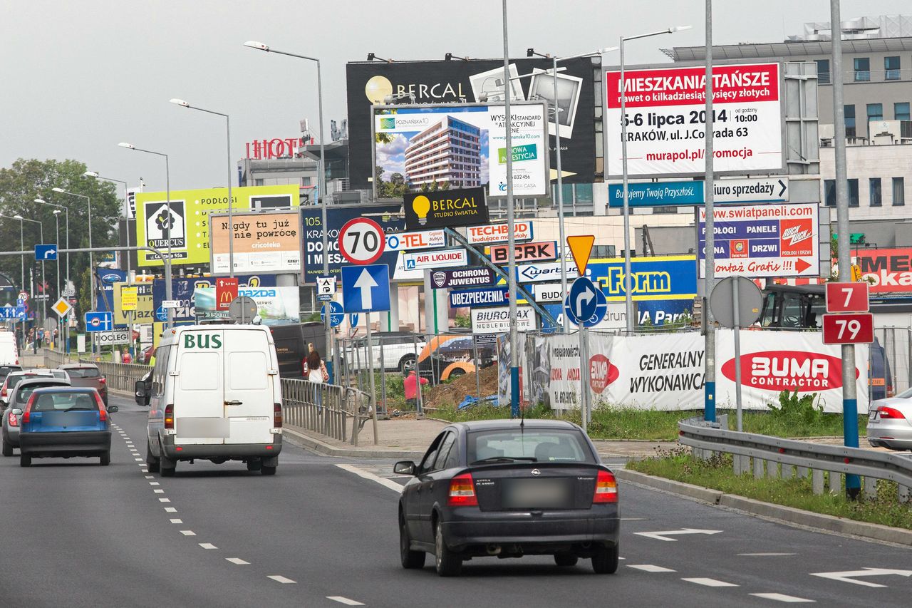 Zakaz wywieszania banerów reklamowych. Kara za dzień zwłoki