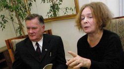 Maria Szyszkowska senator SLD (P) złożyła na ręce wicemarszałka Senatu Ryszarda Jarzębowskiego projekt ustawy o rejestrowanych związkach partnerskich