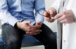 Łagodny rozrost prostaty to nie powód do wstydu. Prawdziwy mężczyzna chce się leczyć