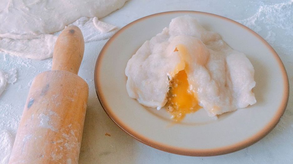Raviolo z surowym żółtkiem, kaszą i twarogiem. Pierogi zero waste
