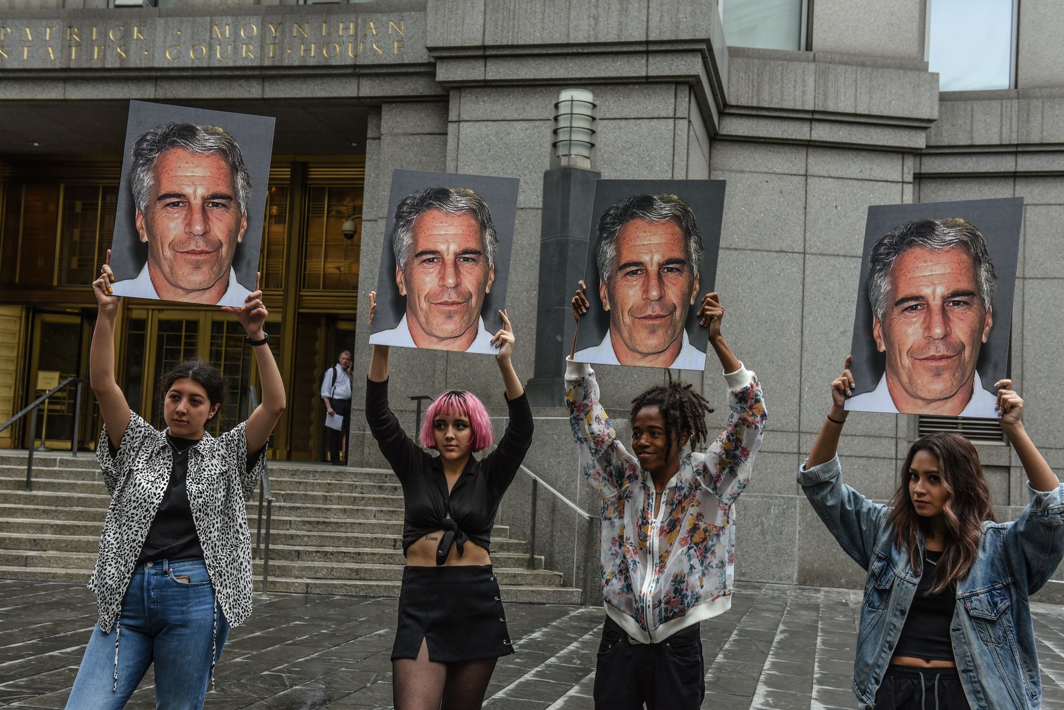 Jeffrey Epstein miał być sądzony za handel żywym towarem i namawianie nieletnich do prostytucji. Ofiary pojawiały się w jego posiadłości na Manhattanie 