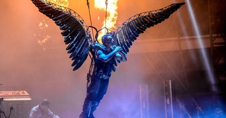 Rammstein machał na koncercie flagą LGBT. Jeszcze niedawno kapelą zachwycała się polska prawica [OPINIA]