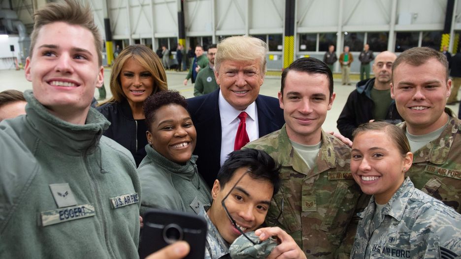 Donald Trump podczas wizyty  w bazie lotniczej w Ramstein w Niemczech