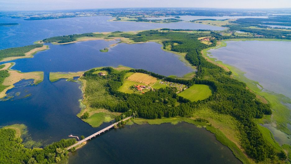 Legenda głosi, że  w którymś z jezior zatopiona została bursztynowa komnata.