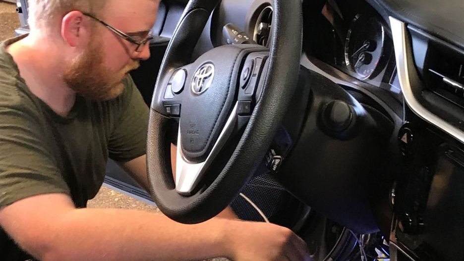 System DSRC na razie wymaga skomplikowanego montażu. OD 2021 r. ma być w seryjnych autach